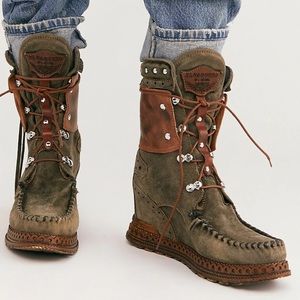 EL VAQUERO Nikila Silverstone Truffle Mocc Boots